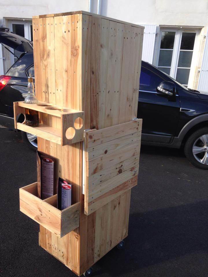 low-cost wooden pallet beverage bottle rack