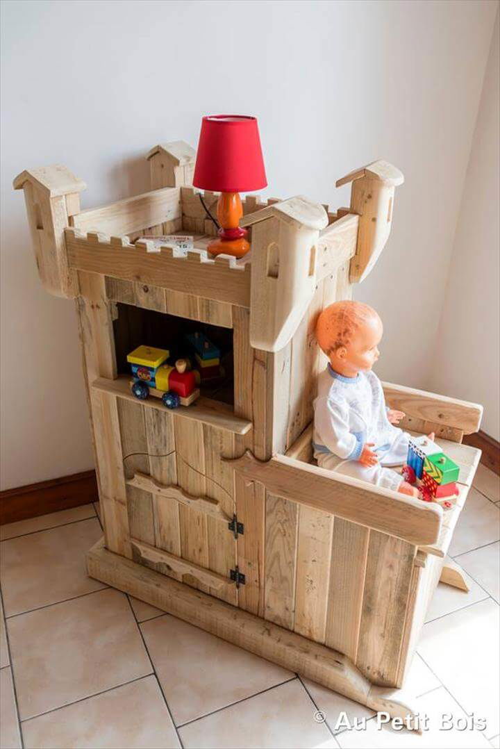 Recycled pallet castle