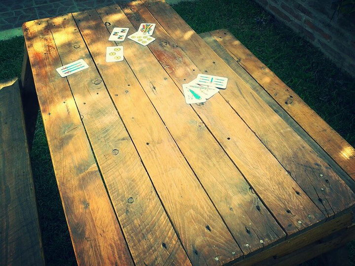 reclaimed pallet picnic table