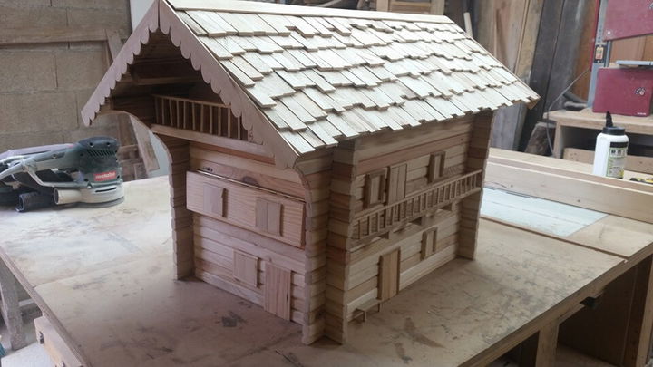 no-cost pallet mailbox with chevron shingled roof