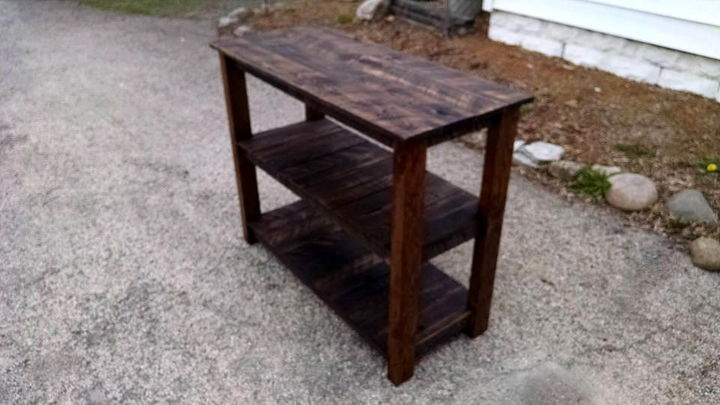 no-cost wooden pallet media table