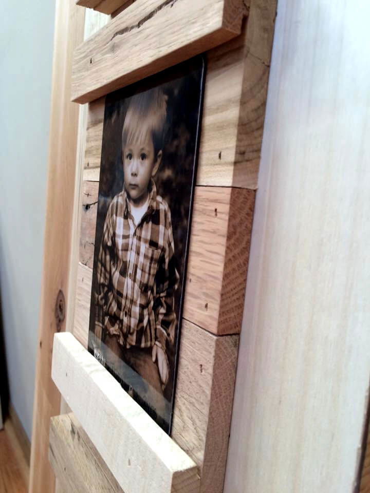 repurposed pallet picture display unit