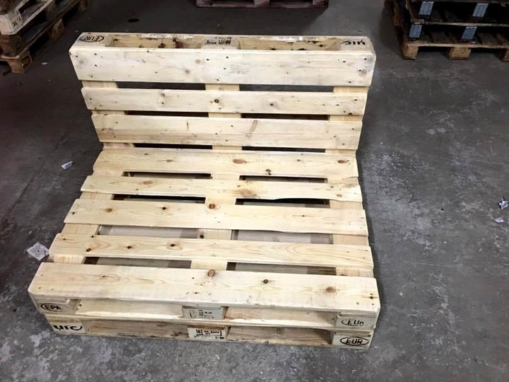 Wooden pallet chair seat