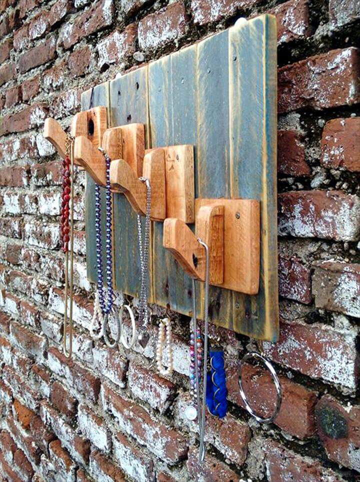 Wooden pallet jewelry organizer
