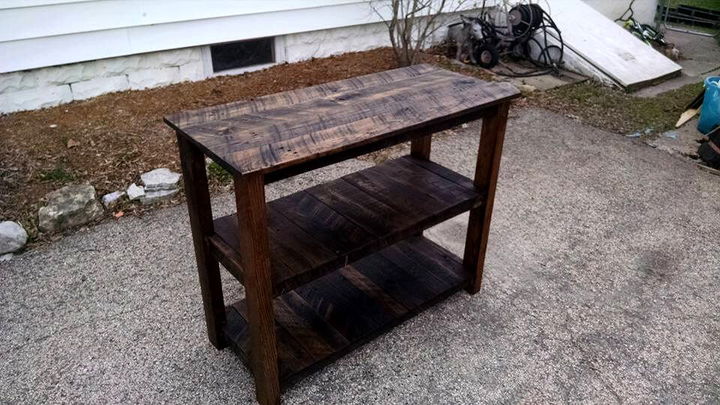 no-cost wooden pallet media table