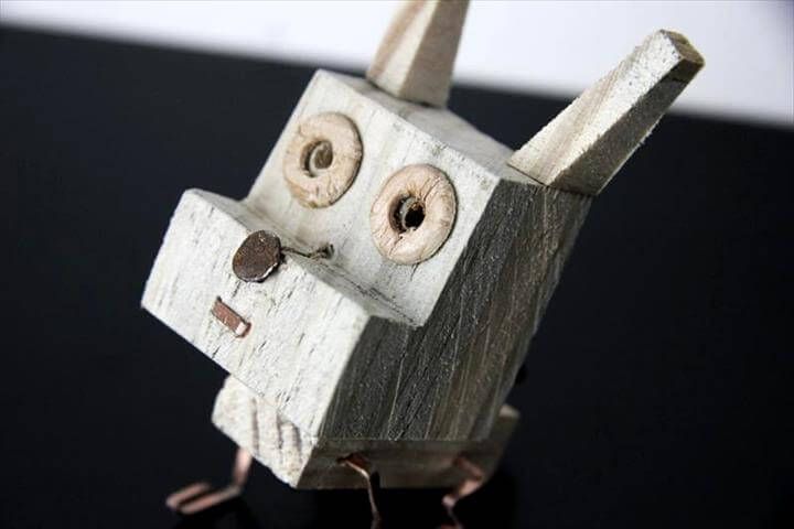low-cost wooden pallet and metal mini dog sculpture