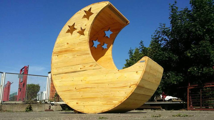 reclaimed pallet moon baby cradle