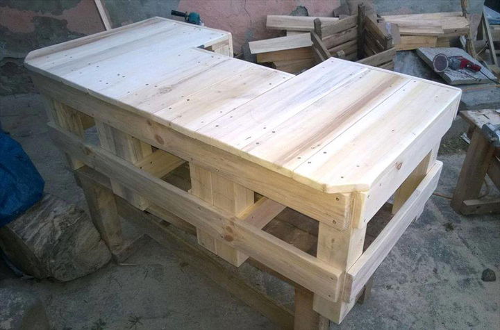 custom wodoen pallet around the tree bencha