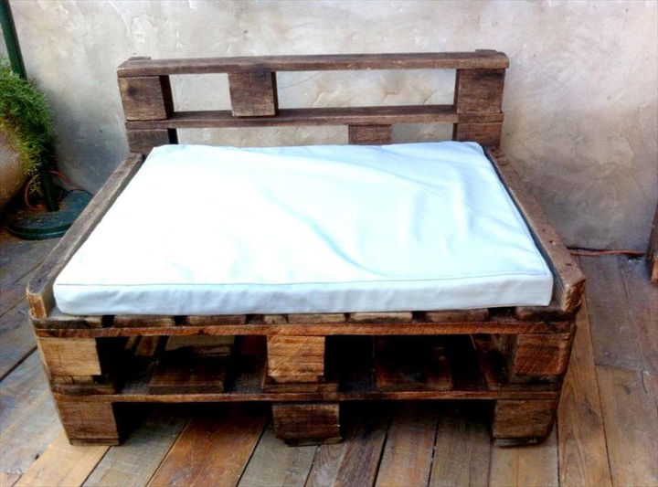 diy pallet made chair