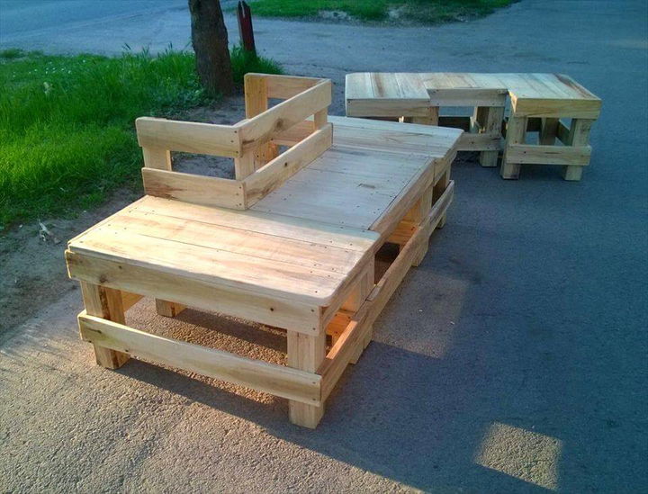 no-cost pallet around the tree bench