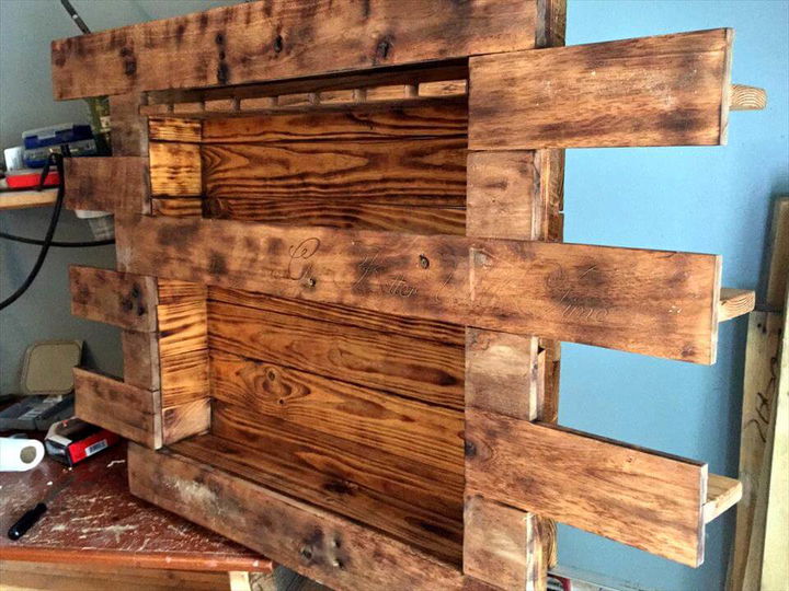 no-cost wooden pallet beverage bottle and glass rack