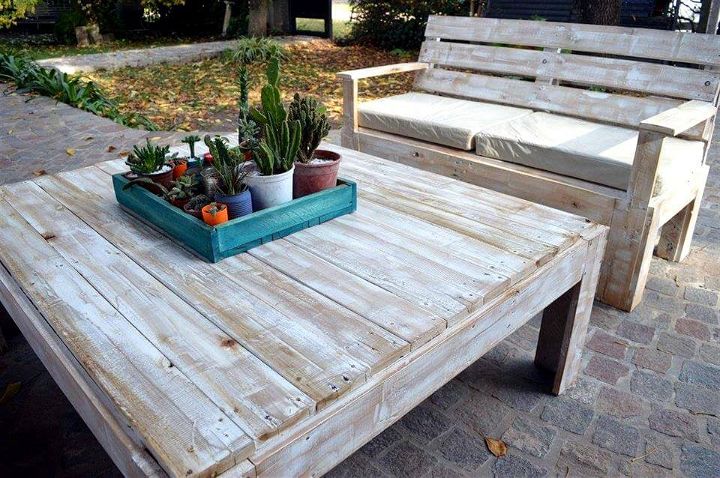 Wooden pallet patio seating set
