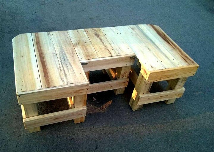 no-cost pallet around the tree bench