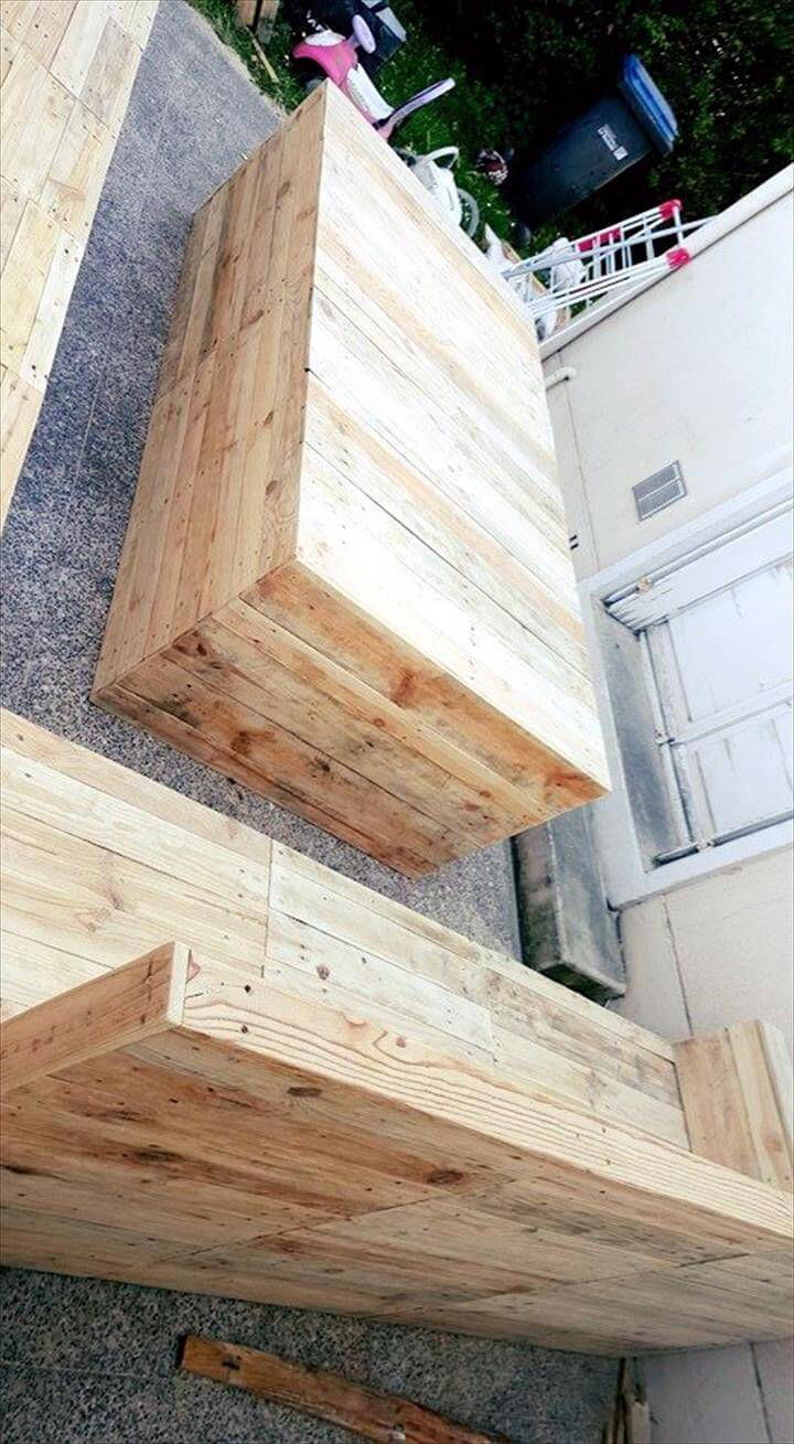 L-shape patio sofa set made of pallets