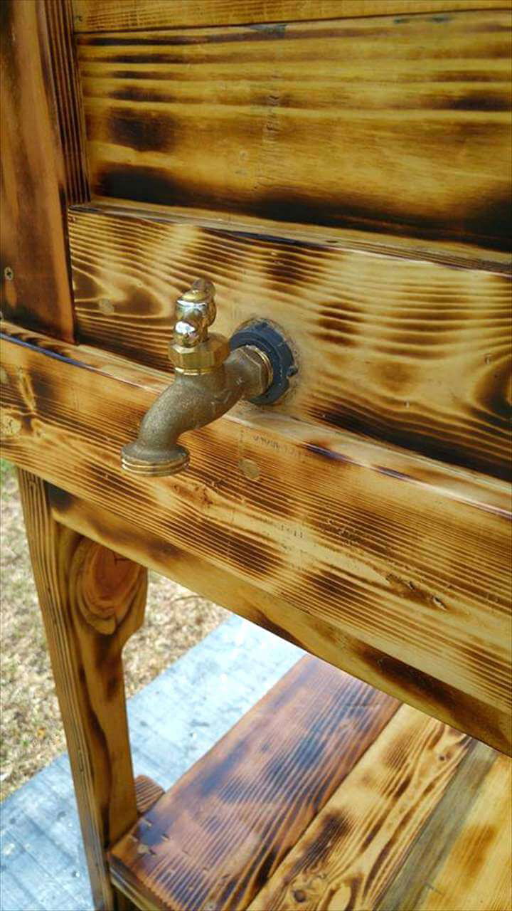 pallet outdoor cooler holder with drainage hose