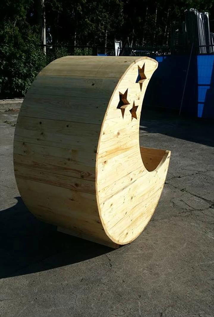 no-cost pallet baby moon cradle