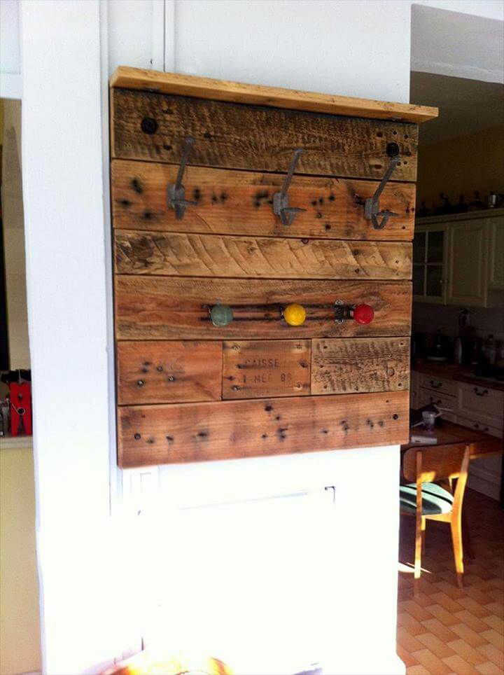 Wall mounted pallet coat rack