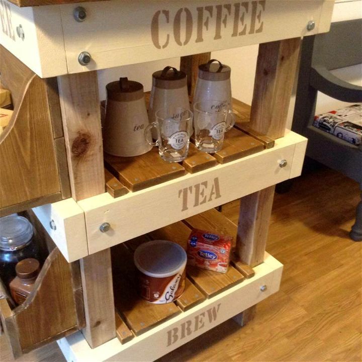 no-cost pallet and old wood coffee or tea station