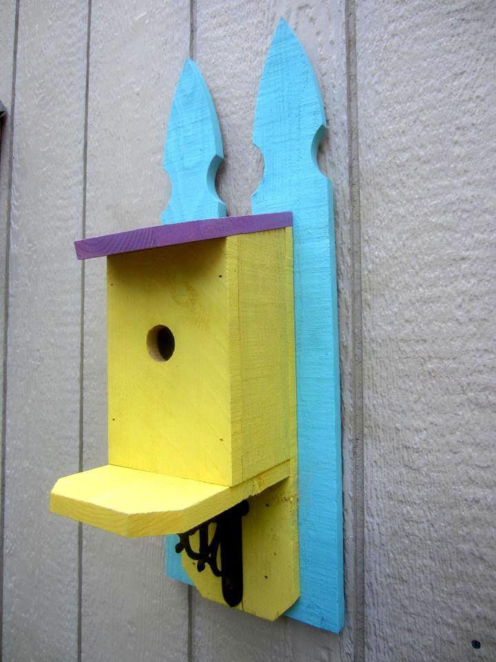 Lovely pallet made bird house