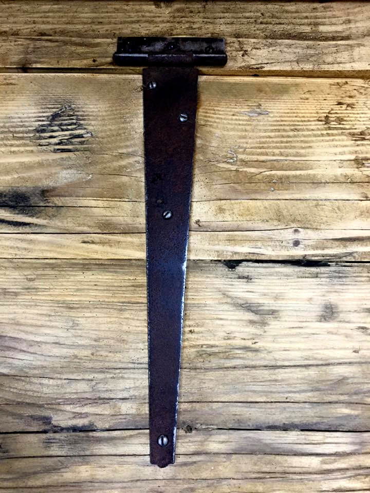 upcycled wooden pallet settle with storage