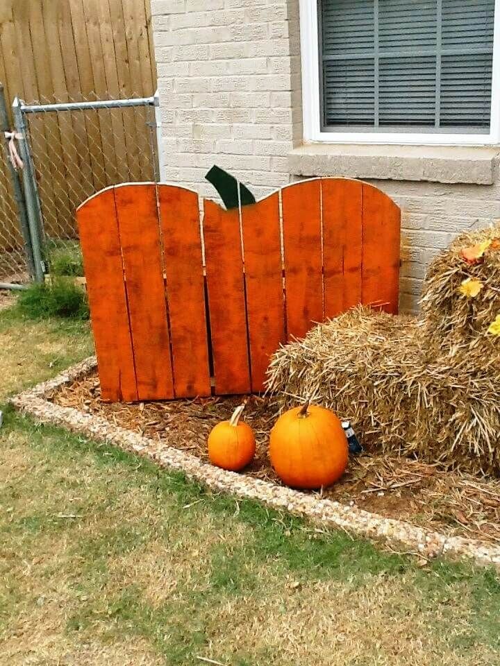 handmade pallet Halloween pumpkins