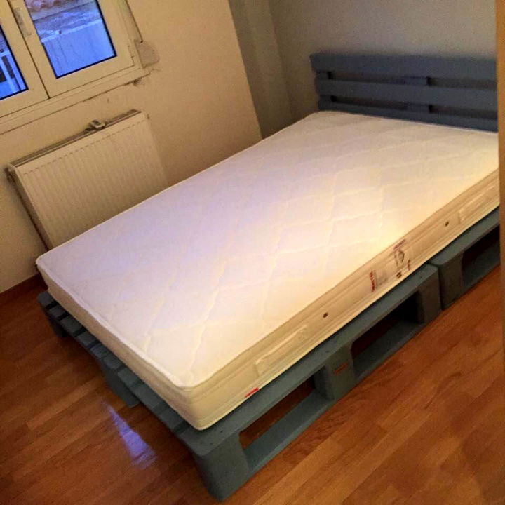 10+ Ideas about Pallet Bed Frames