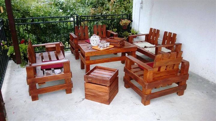 Re-purposed pallet outdoor seating set