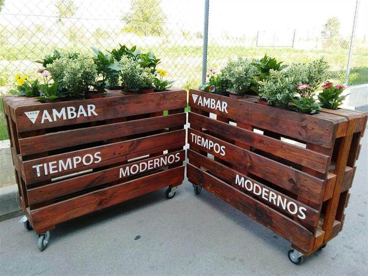 planters made of pallets